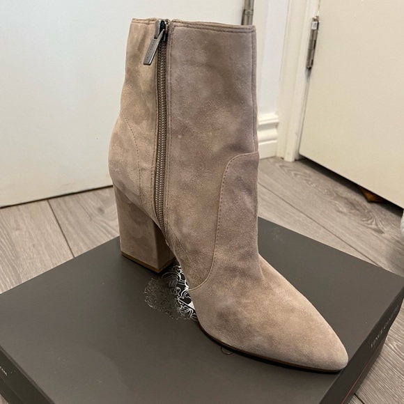 BRAND NEW IN BOX Vince Camuto Sakinah Suede Ankle Boots, size 9 - Picture 4 of 5